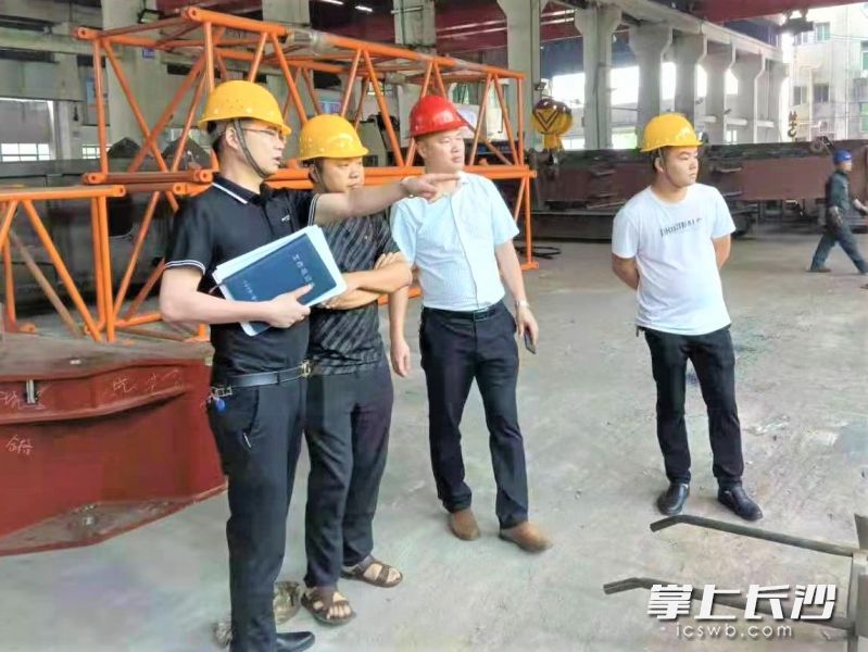沙田乡党员干部走访企业生产一线，摸排安全隐患问题，并建立整改台账逐一解决。   长沙晚报全媒体记者 张禹 通讯员 陈鹏 摄