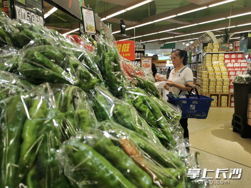 8月18日，市民在超市内选购蔬菜。