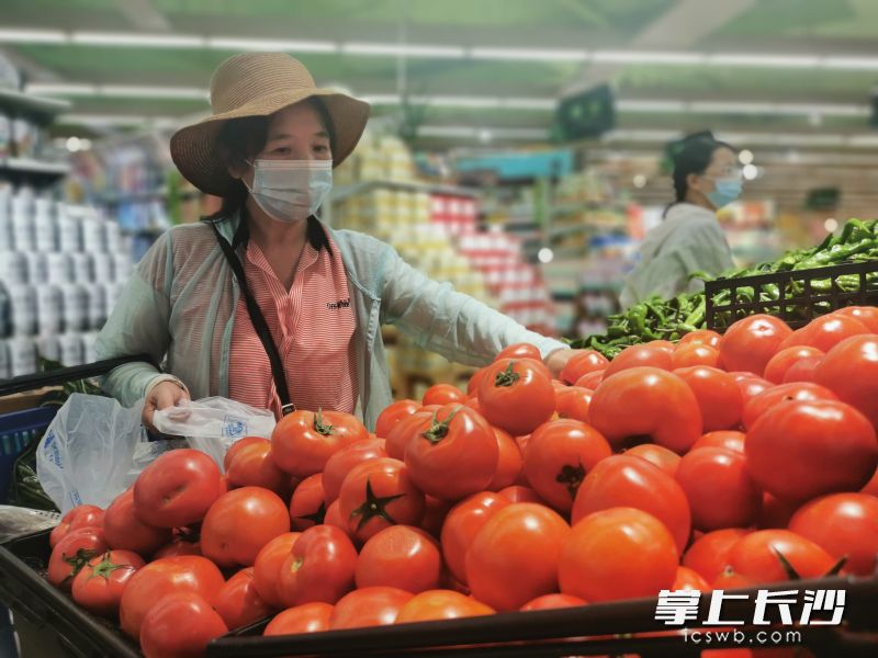 8月18日，超市内蔬菜供应充足。  均为长沙晚报全媒体记者刘捷萍摄