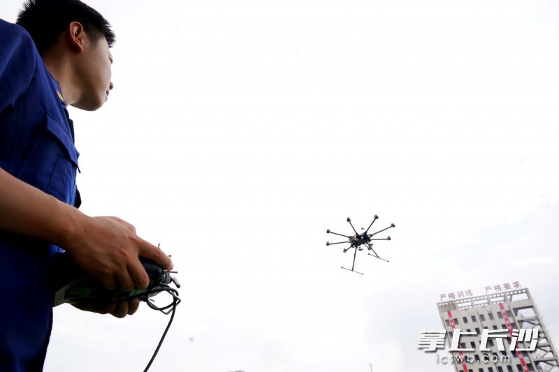 消防救援人员练习无人机操控。