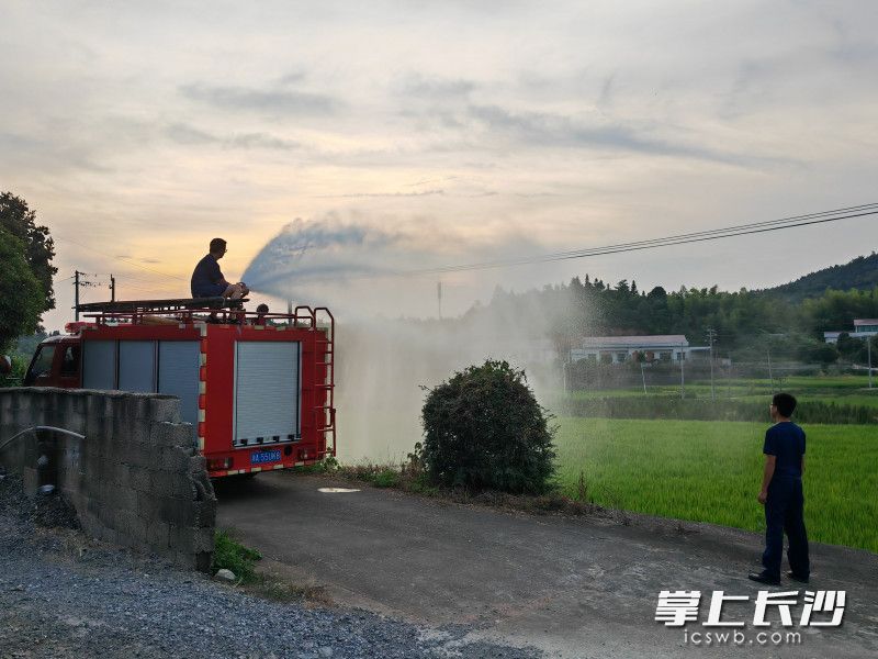 “火焰蓝”利用消防车，浇灌田地，获得村民好评。