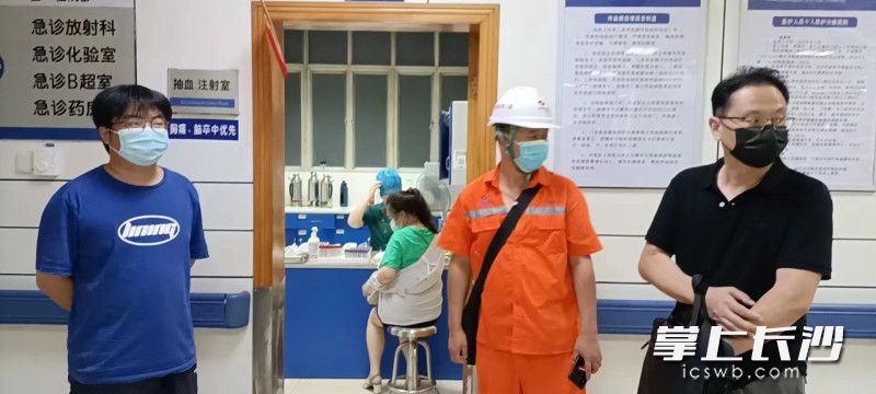 三名热心乘客参与了此次救援，和向彪一起将周女士送到医院。  受访者供图