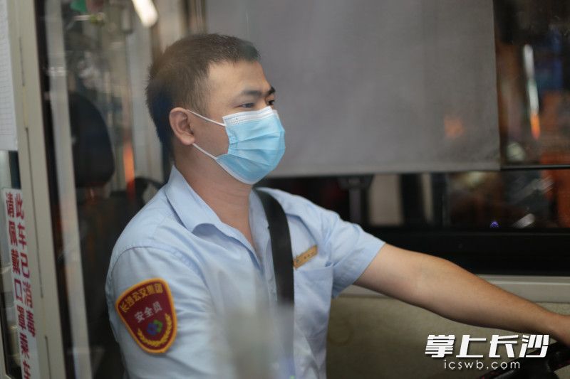 今年36岁的向彪是17路公交车司机，有6年公交车驾龄。长沙晚报实习生 黄玲 摄