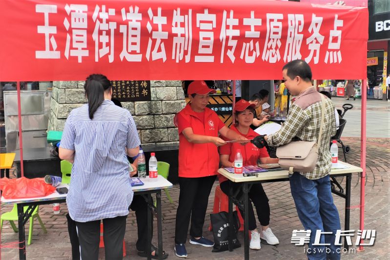 通过一次次深入街头巷尾的法制宣传，宁乡市让法治政府建设的理念深入人心。 资料图片