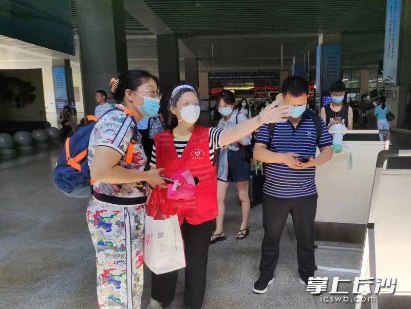 目前,在长沙火车南站,贴心的志愿服务已成常态。 目前,在长沙火车南站,贴心的志愿服务已成常态。