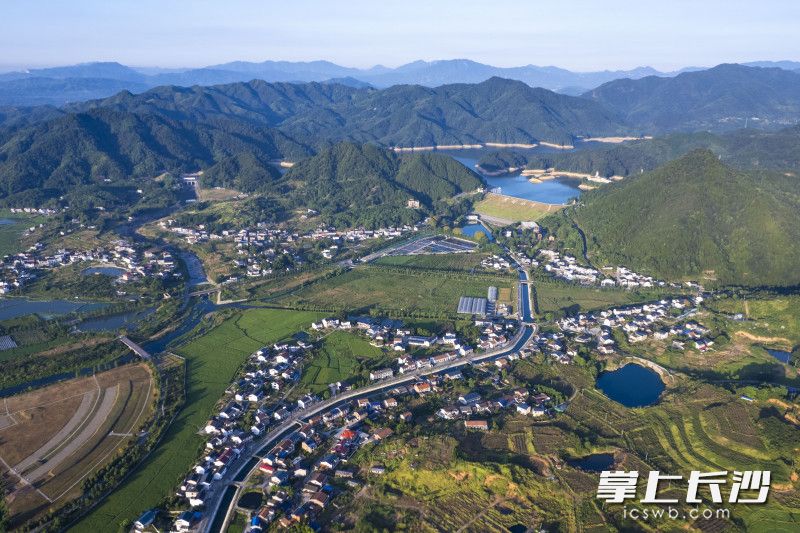 黄材水库的水通过一条条渠道流向长沙、益阳两市三县（区）的42万亩农田。