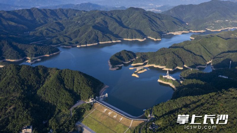航拍水库。
