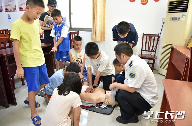 孩子们正在学习心肺复苏的方法。   均为通讯员供图