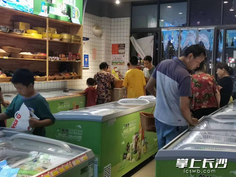 市民在一家批发行选购冰淇淋。　长沙晚报实习生 唐莉 摄
