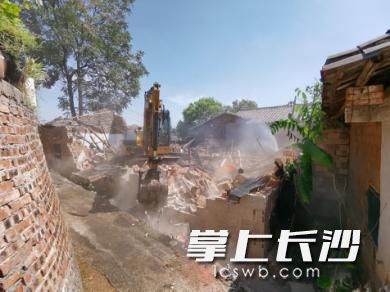 铜官街道组织拆除谭雪群户C级危房。   通讯员供图