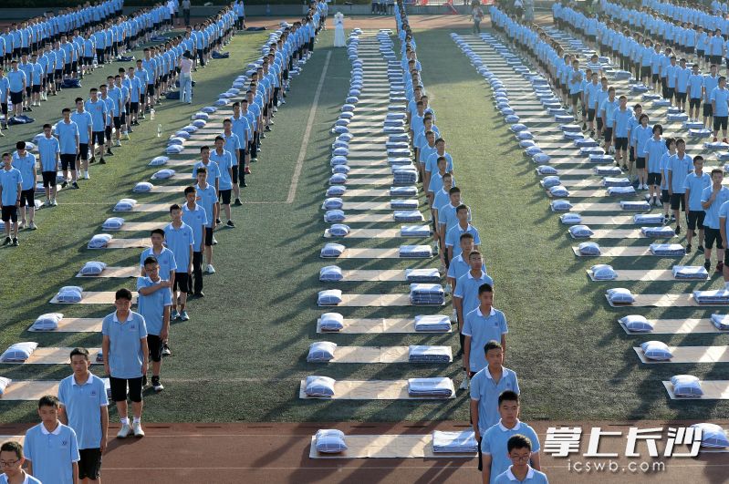 比赛结束，周南中学高一新生的被子叠得又快又好。