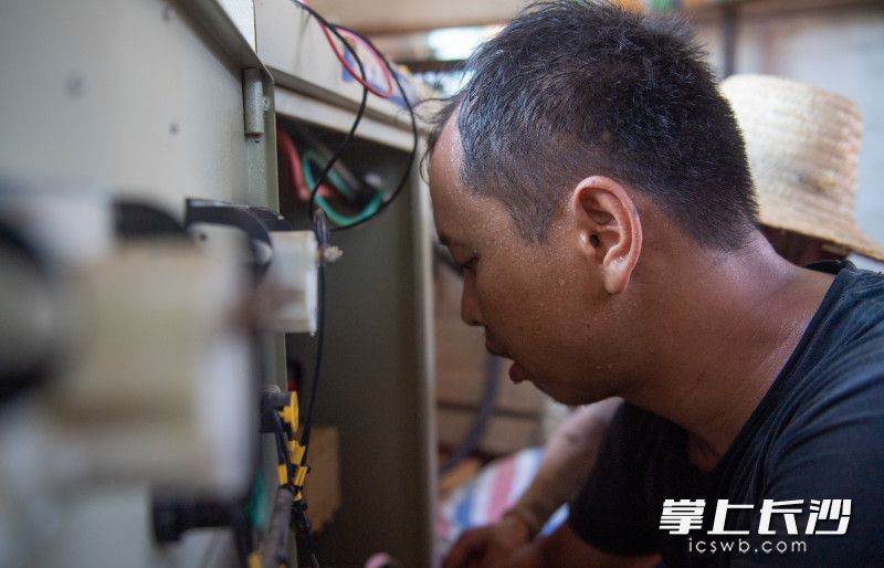 电力工人工人正在调试开关。