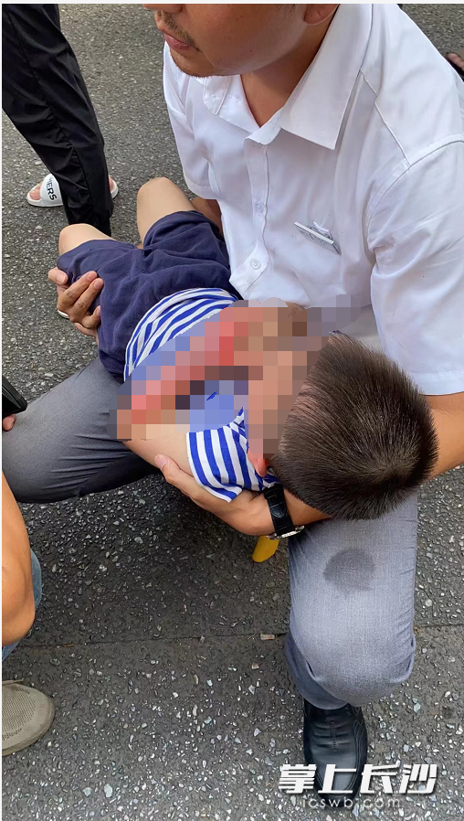 男孩被救出。图片均为目击者提供