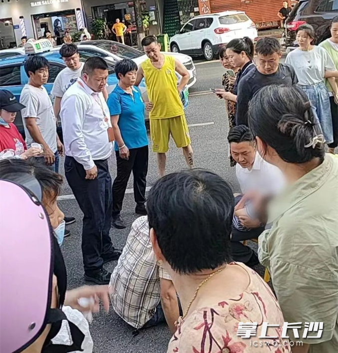 男孩被救出。