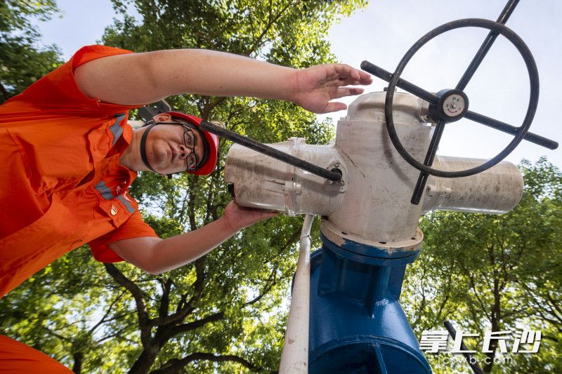 工作人员不仅要做好排水管网日常巡查，还要对全市45个泵站的通江排口设备进行检查，保养维护和应急抢险。