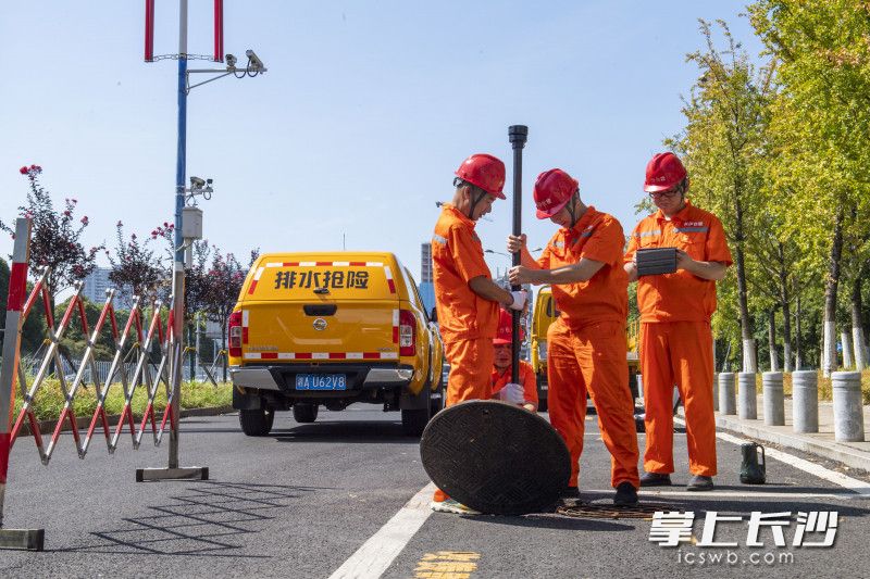 8月23日，市排水中心泵站运行事务部管网片区工作人员打开一个检查窨井，通过潜望镜，对管道进行勘测。均为长沙晚报全媒体记者 郭雨滴 摄