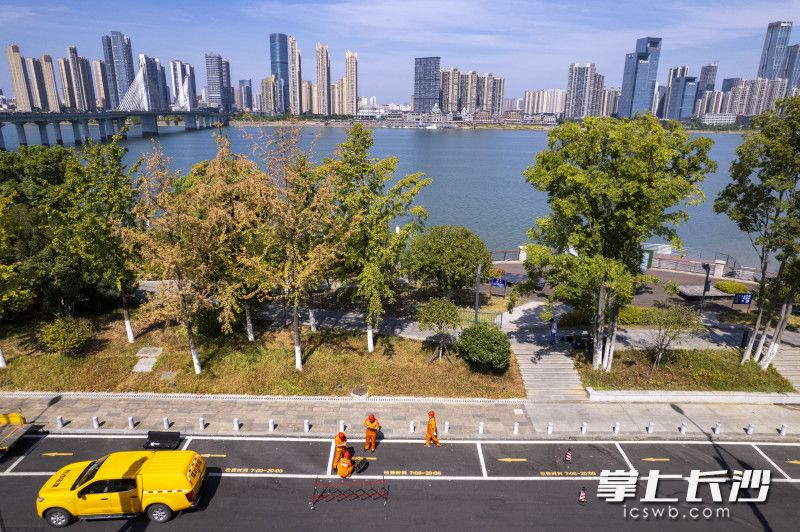 管网巡查人员顶着烈日工作，确保排水管网正常安全运行、污水不下河、城区不内涝。
