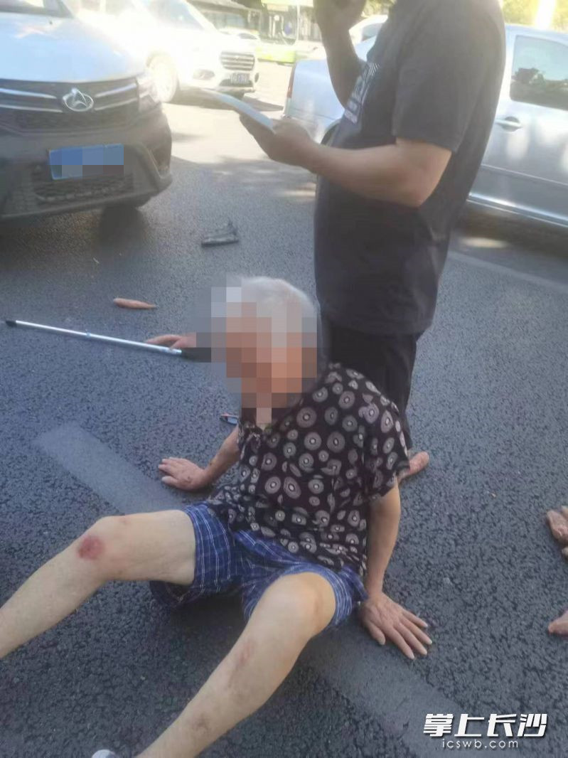 老人被汽车撞倒在地，路过的市民邢女士上前伸出援手，帮助老人送医并联系到了老人家属。受访者供图