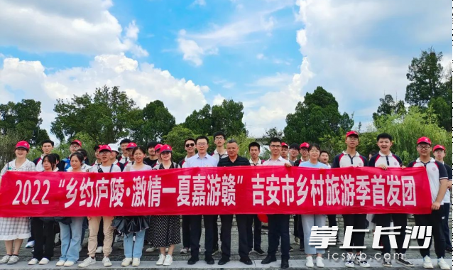 南街村驻村第一书记、选派自人保寿险的侯鹏给这群小游客当起了向导，讲述了南街村与中国人保的故事。