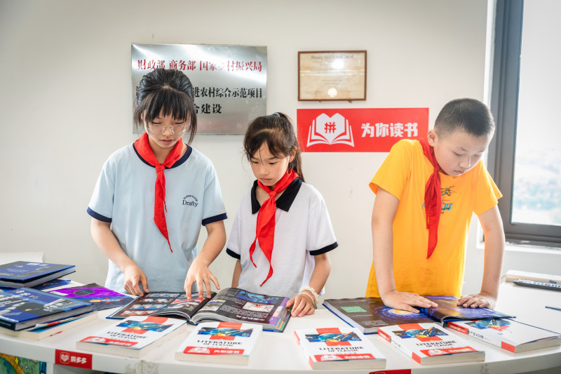 ▲ 六一前夕，“为你读书”行动走进湖南浏阳小河乡。在拼多多出资一百万元助力建设的星河天文台里，孩子们正在“为你读书”图书角翻看天文书籍。王威 摄