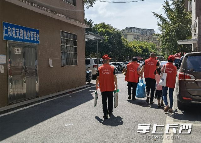 8月23日，长沙市住建局第一监督组、市住建行政执法局党员代表、市住建执法“螺丝钉”志愿服务队代表及子女走进长沙县“小蜗牛”帮扶基地，开展关爱“小蜗牛”困境儿童志愿服务活动。