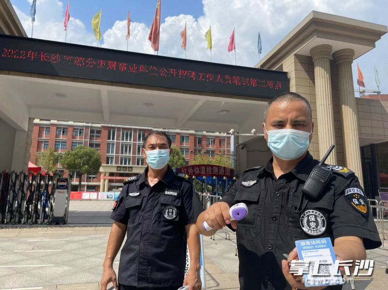 长郡滨江中学门口，需扫场所码测量体温后方可入校。长沙晚报全媒体记者 岳霞 摄