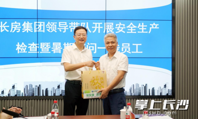 长房集团党委书记、董事长胡磊走访慰问。