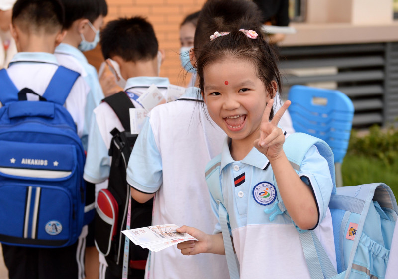 开福区清水塘前进小学一名一年级新生开心报名。均为长沙晚报全媒体记者 石祯专 摄