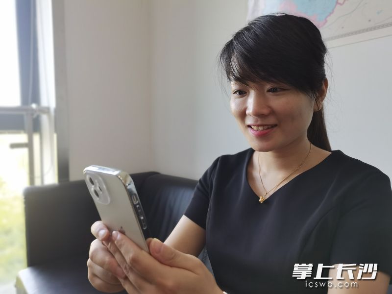 家住宁乡市玉潭街道的新生家长付女士通过“智慧宁乡”APP完成入学报名申请。长沙晚报全媒体记者 张禹 通讯员 付杰 吴婷 摄影报道