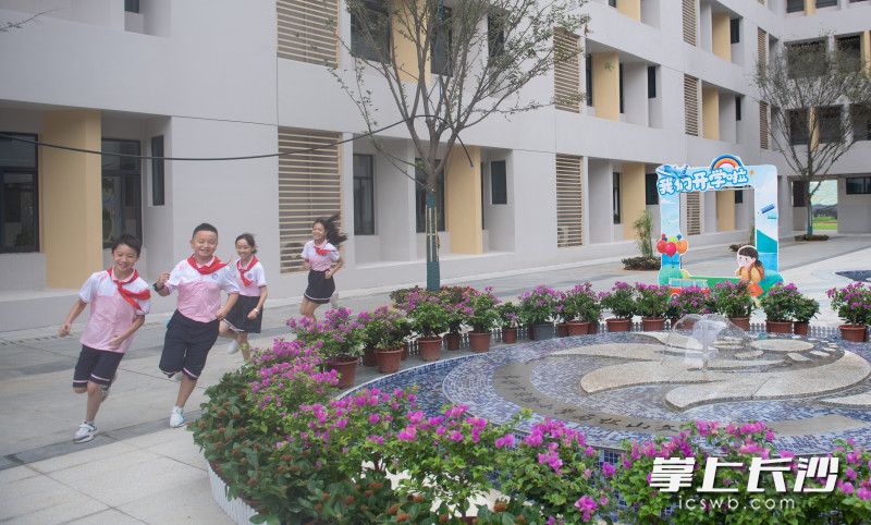 马栏山实验小学的崭新校园里，同学们快乐奔跑。长沙晚报全媒体记者 邹麟 摄
