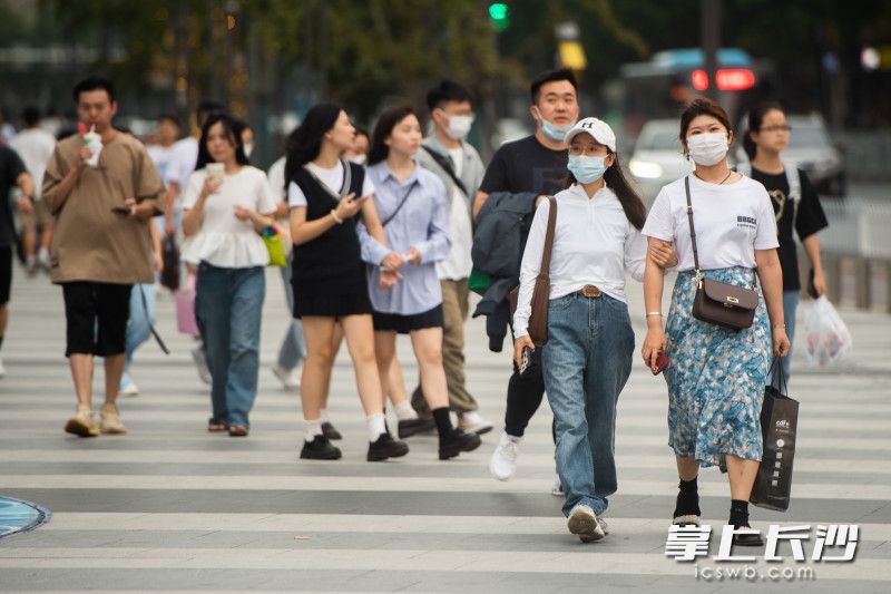 在解放西路，市民穿着各式衣服出行。