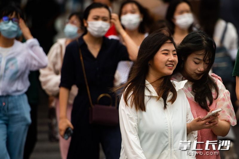 在五一大道，市民穿着各式衣服出行。