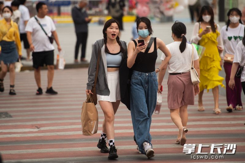 在解放西路，市民穿着各式衣服出行。