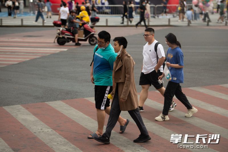 在司门口，市民穿着各式衣服出行。