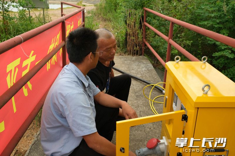 楼席港河调水点，技术人员正指导农户。 长沙晚报全媒体记者 张洋子 摄