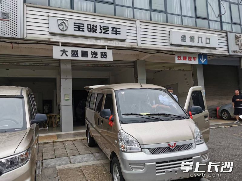 8月29日，任先生将新车停放在望城大盛昌汽贸公司前坪等待专业人员维修检测。均为长沙晚报全媒体记者刘树源摄