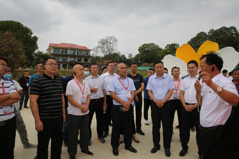 听完宁乡市喻家坳乡湖溪塘村负责人的介绍，全省乡村振兴驻村第一书记示范培训班的学员们纷纷表示，党建引领带动产业发展的作用巨大。