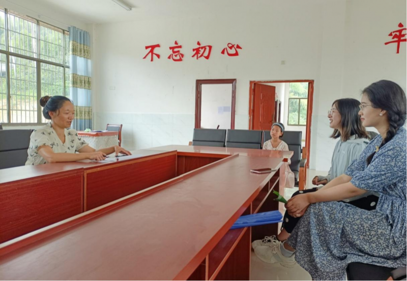 调研团队队员与江边村村委会干部座谈交流。