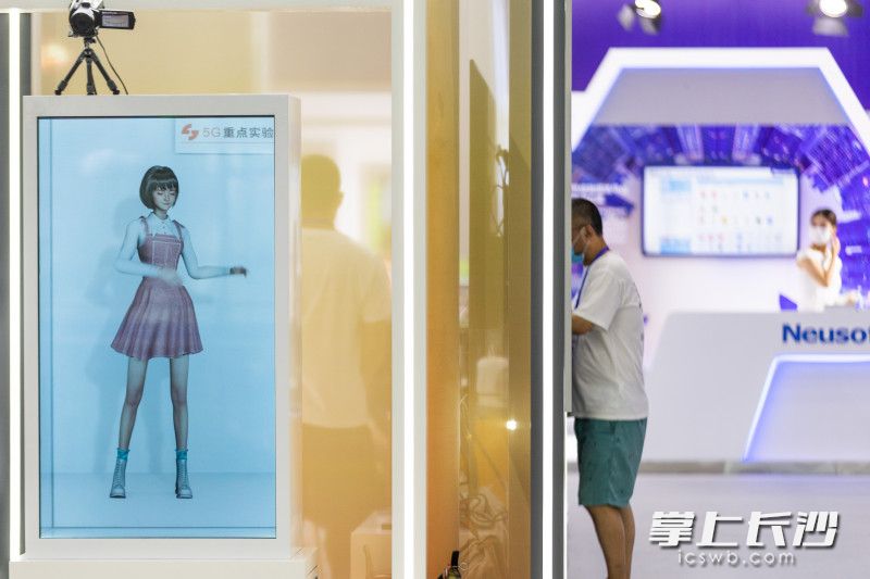 湖南广播影视集团的虚拟主播在电子橱窗里与外界互动。长沙晚报全媒体记者 董阳 摄