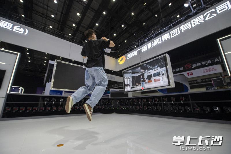 湖南广播影视集团有限公司工作人员在展示该公司研发的时空凝结和自由视角系统。长沙晚报全媒体记者 郭雨滴 摄