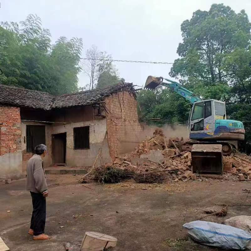 宁乡市菁华铺乡对于存在严重安全隐患的自建房，通过拆除整改销号保证“百日攻坚”取得实效。长沙晚报全媒体记者 张禹 通讯员 黄尚 摄影报道