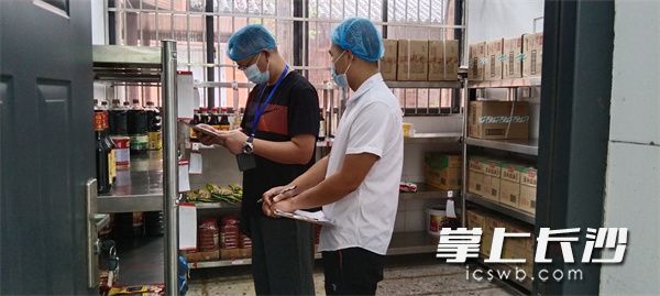查看湘府英才小学“三证”情况。均为长沙晚报通讯员 吕巧莉 供图