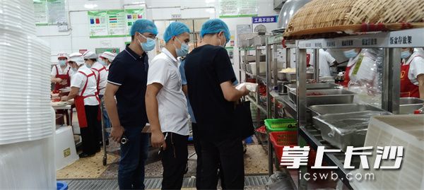 工作人员对食堂食品安全进行检查。