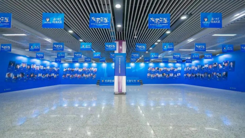 ▲87位大国工匠的风采在地铁站一一展示。