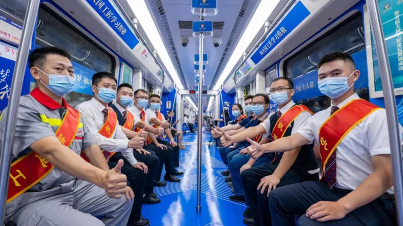 ▲长沙市百优工匠及轨道工匠代表们乘坐参观。