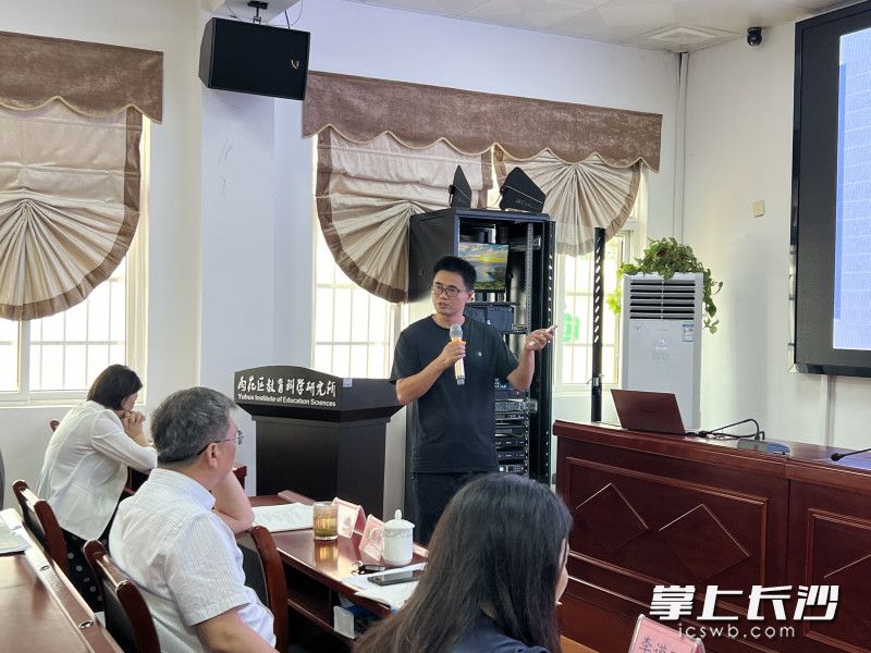 雨花区教研所微论坛教研现场。长沙晚报通讯员 徐叶子 摄