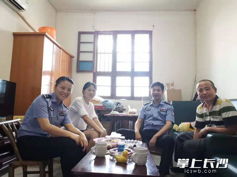 民警陈建（中）与受帮扶的居民在一起。通讯员 供图