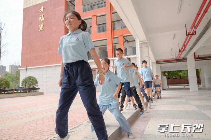 新开学的砂子塘万境第二小学里，宽敞的架空层下，孩子们进行体能训练。 照片均为 全媒体记者 陈飞 摄