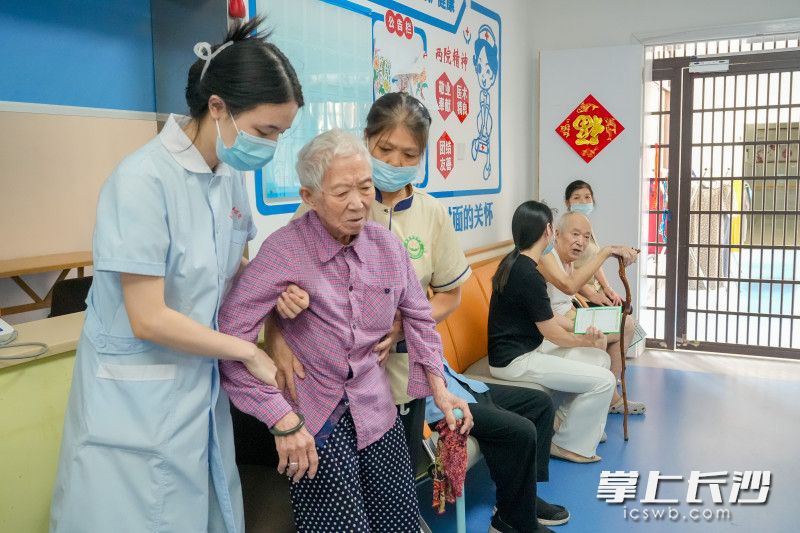 井巷社区升级了康雅养护中心，让老年人在家门口享受“一揽子”养老服务。