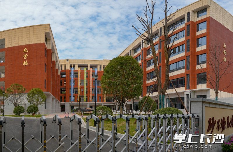 新学期，新改扩建的砂子塘万境第二小学开学，新增学位1200个。